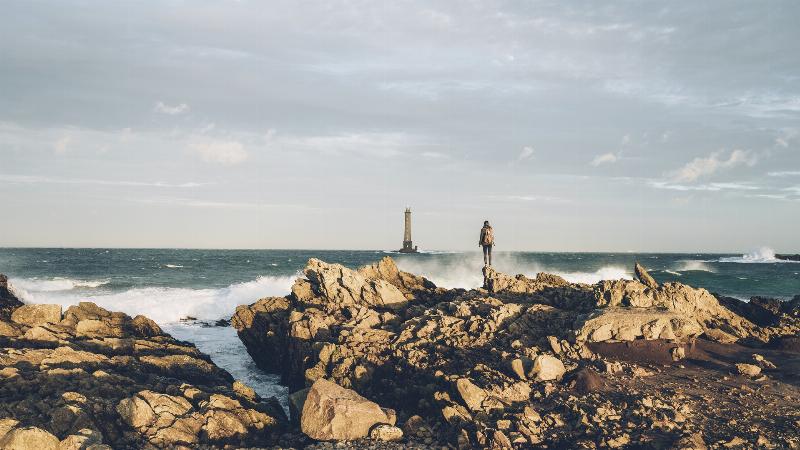 Des touristes visitant une maison emblématique de l'architecture moderne de la côte ouest lors d'une visite guidée
