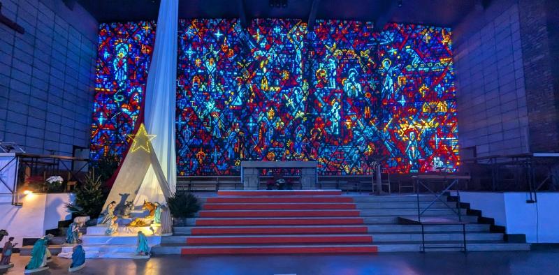 Architecture moderne d'église avec jeu de lumière et béton, France