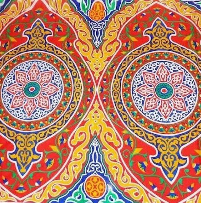 Un bâtiment moderne égyptien intégrant des motifs pharaoniques