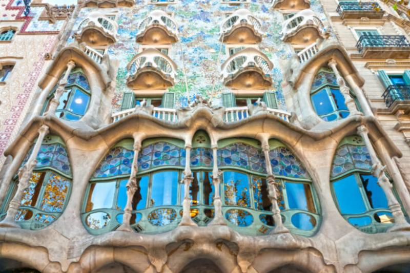 Architecture moderne espagnole, Casa Batlló, Antoni Gaudí, Barcelone, mosaïques colorées, courbes organiques