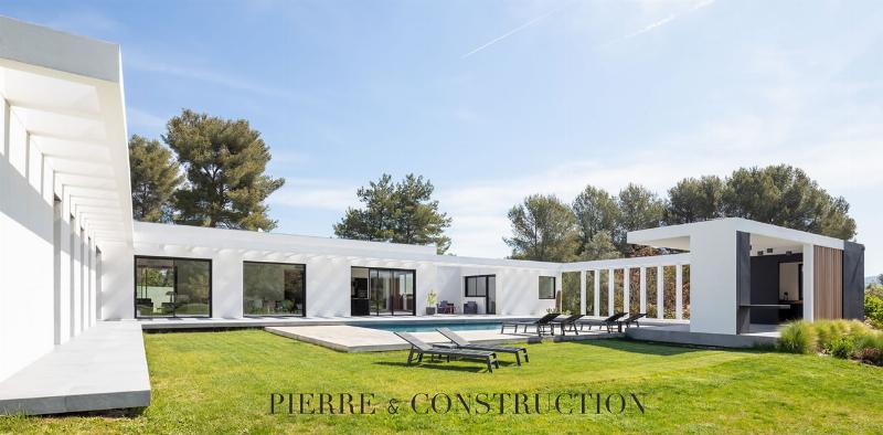 Architecture moderne française en béton brut, un exemple d'innovation structurelle et esthétique