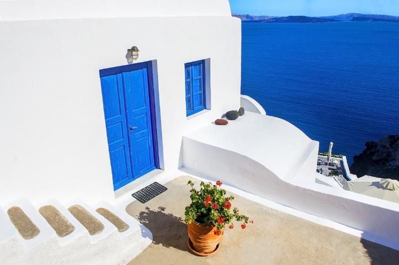 Architecture moderne Grèce dans les Cyclades, façades blanches, lumière vive, intégration paysagère
