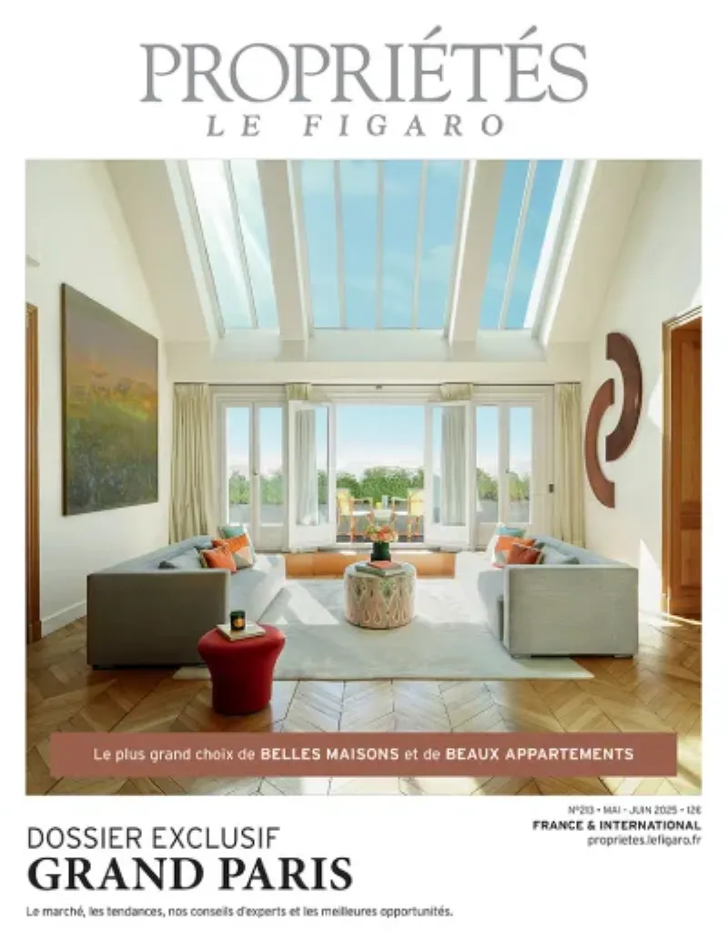 Un immeuble moderne parisien avec de grandes fenêtres et un design lumineux, intégré dans un quartier historique