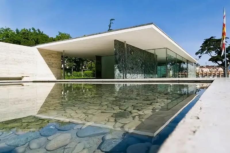 Intérieur spectaculaire du Musée des Confluences à Lyon, illustrant l'architecture moderne intéressante