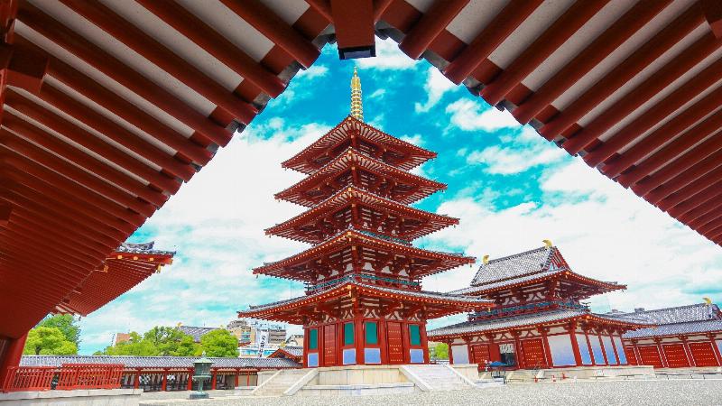 Architecture moderne à Kyoto en harmonie avec le paysage urbain traditionnel, mettant en valeur des lignes épurées et des matériaux naturels