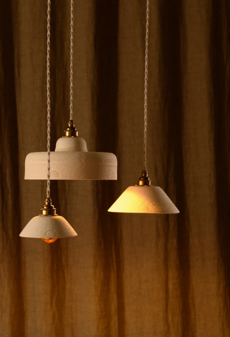 Architecture moderne livre posé sur une table dans une bibliothèque historique française