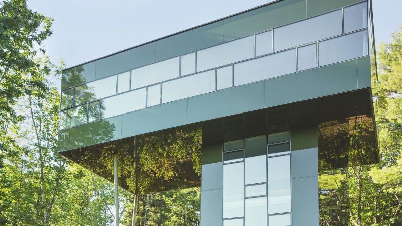 La Stahl House, emblème de l'architecture moderne à Los Angeles, avec sa structure en verre et acier offrant une vue panoramique sur la ville