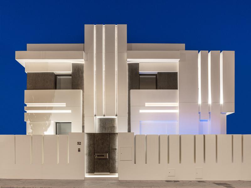 Architecture moderne audacieuse de Madrid avec des formes géométriques et des matériaux innovants