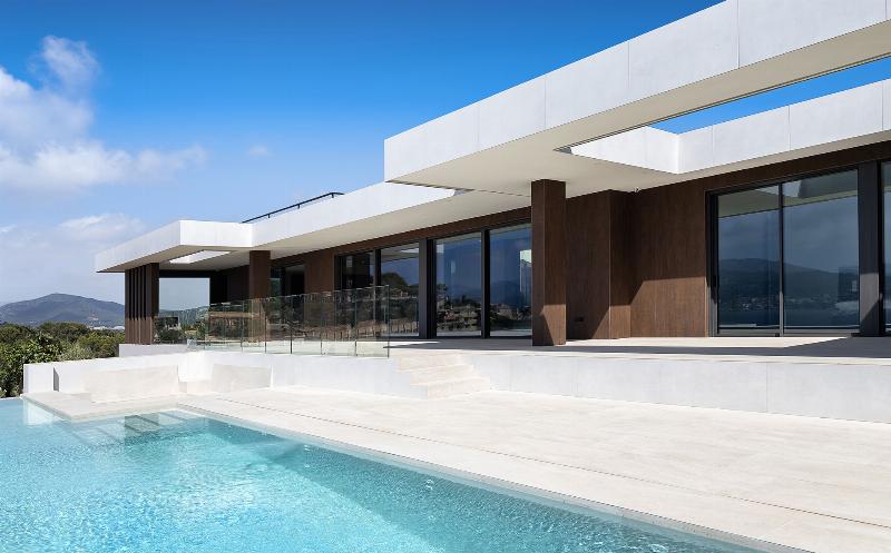 Design intérieur et extérieur de maisons modernes françaises s'intégrant au paysage