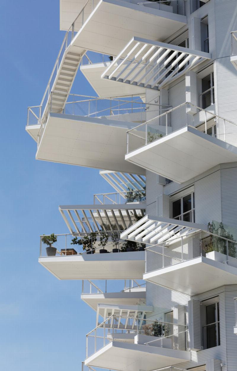 L'Arbre Blanc à Montpellier, un immeuble résidentiel unique avec des balcons en porte-à-faux, sous un soleil méditerranéen
