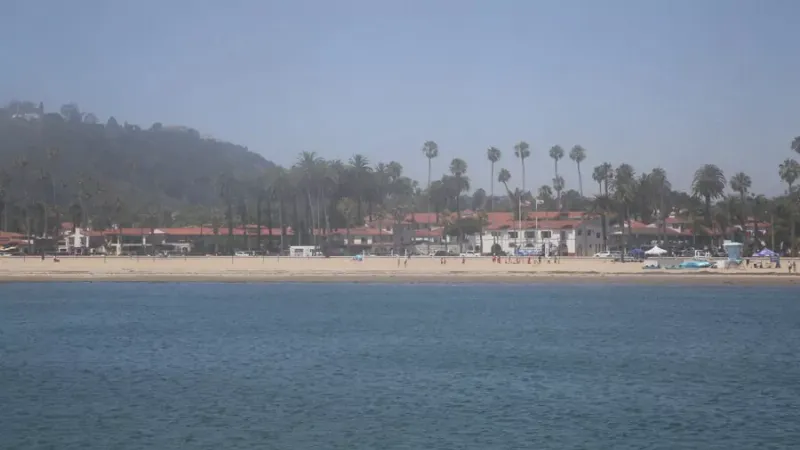 Façade Art Déco le long de Marine Drive à Mumbai, capturant l'élégance de l'architecture moderne et son héritage colonial