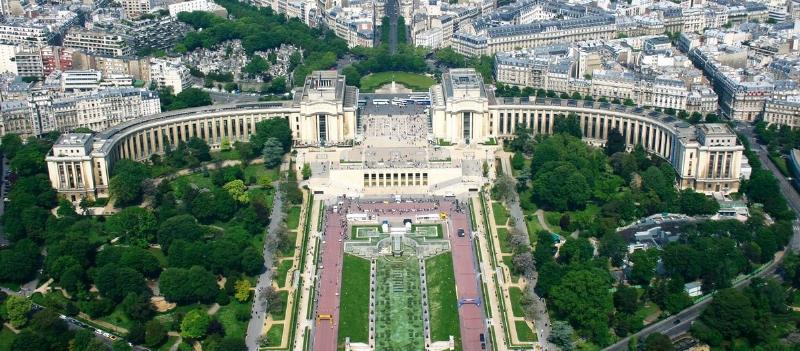 Vue du Palais de Chaillot et de la Tour Eiffel lors de l'Exposition Internationale de Paris 1937, illustrant l'architecture moderne de l'époque.