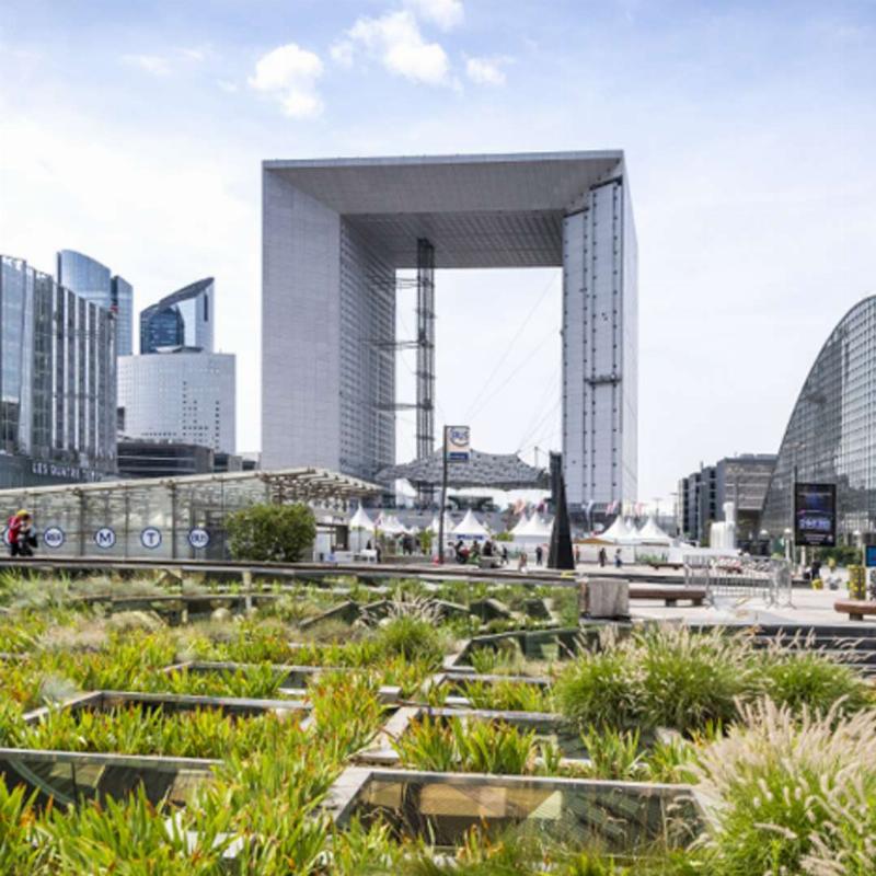 La Grande Arche et les tours modernes du quartier de la Défense à Paris