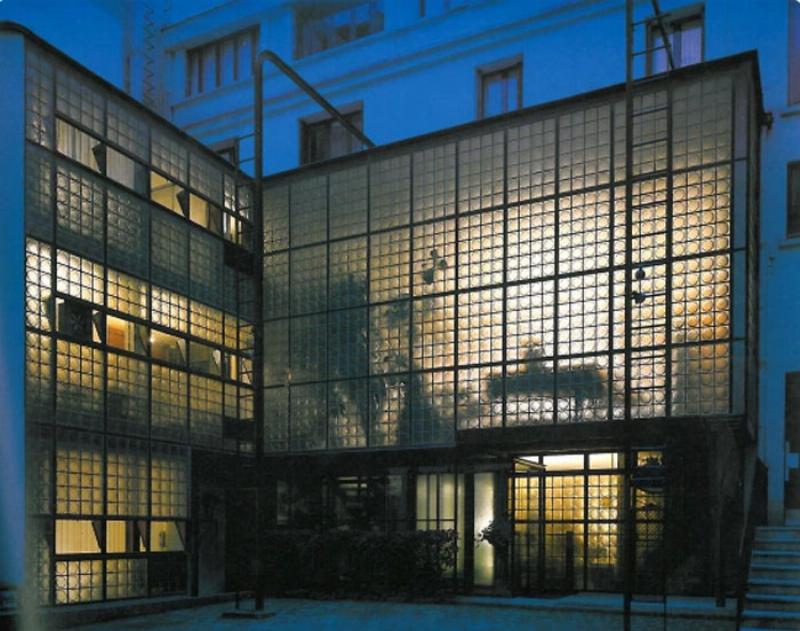 Facade en verre d'un immeuble d'architecture moderne a Paris