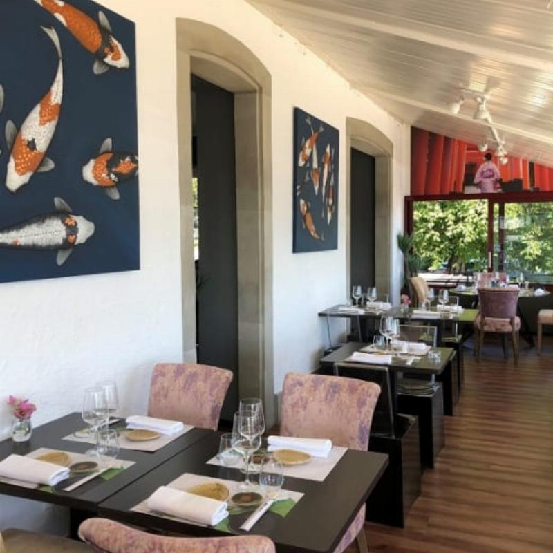 Intérieur lumineux d'un hall moderne à Pékin avec design épuré et espaces ouverts