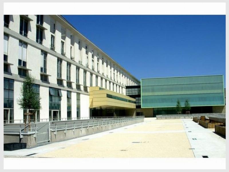 Vue aérienne de l'architecture moderne portugaise à Lisbonne, intégrant de nouveaux bâtiments dans le tissu urbain historique