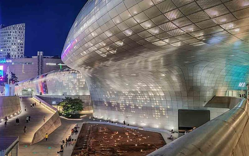 Le Dongdaemun Design Plaza, icône de l'architecture moderne à Séoul, avec ses formes fluides et futuristes