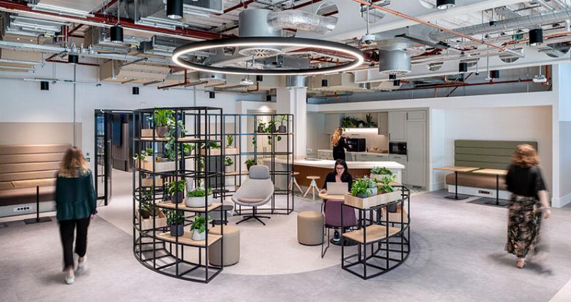 Intérieur d'un bâtiment d'architecture moderne suisse, mettant en valeur l'espace, la lumière et la simplicité.