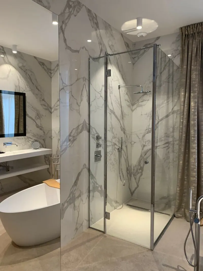 Un intérieur minimaliste et élégant d'un bâtiment d'architecture moderne suisse avec des lignes épurées