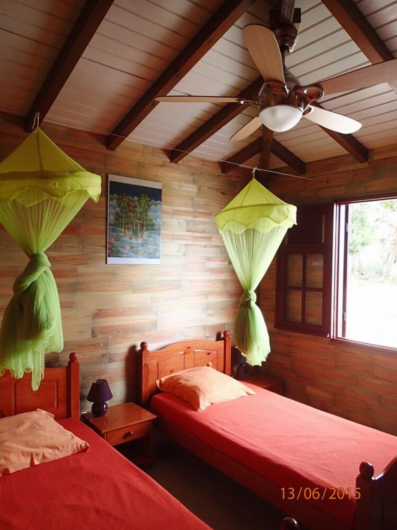 Villa créole moderne tropicale avec vue sur la mer