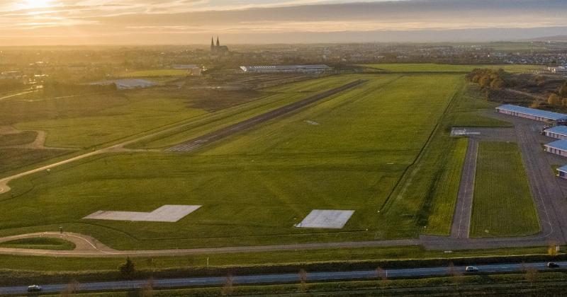 Vue aérienne d'un quartier urbain français moderne, intégré dans le paysage