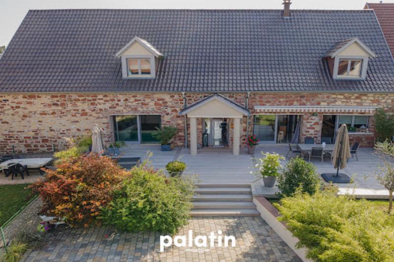 Une villa moderne française avec une intégration paysagère parfaite et une grande piscine