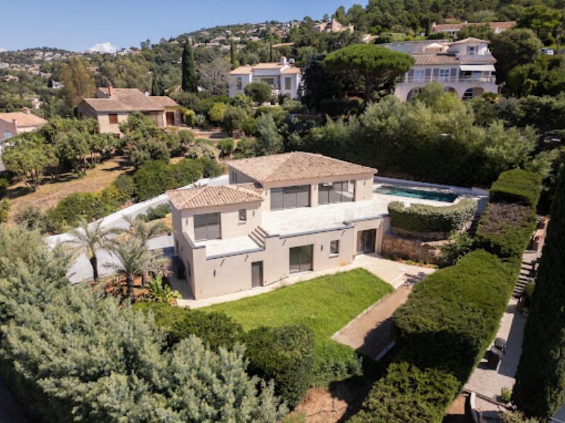 Une villa moderne française aux lignes épurées et larges baies vitrées s'intégrant dans un paysage méditerranéen