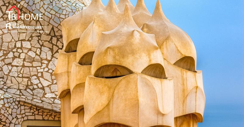 Façade colorée de la Casa Batlló, exemple emblématique de l'architecture modernisme catalan, avec des mosaïques de céramique et des formes organiques.