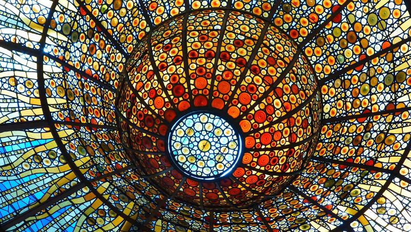 Intérieur grandiose du Palau de la Música Catalana, chef-d'œuvre de l'architecture modernisme catalan.
