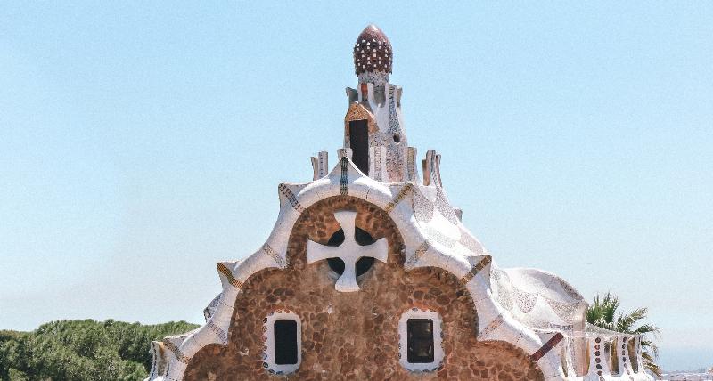 Intérieur majestueux de la Sagrada Familia, un exemple saisissant de l'architecture modernisme catalan.