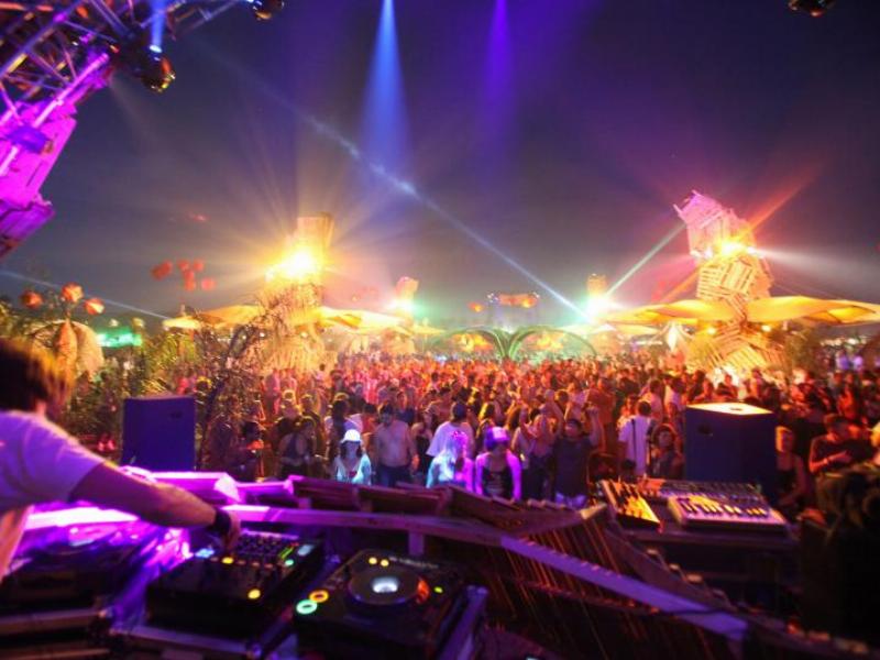Une piscine à débordement devant une maison moderniste californienne à Palm Springs, au lever du soleil.