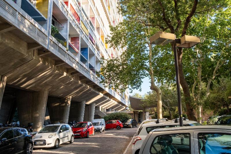 L'intérieur lumineux de la Cité Radieuse à Marseille, un chef-d'œuvre de l'architecture moderniste française.