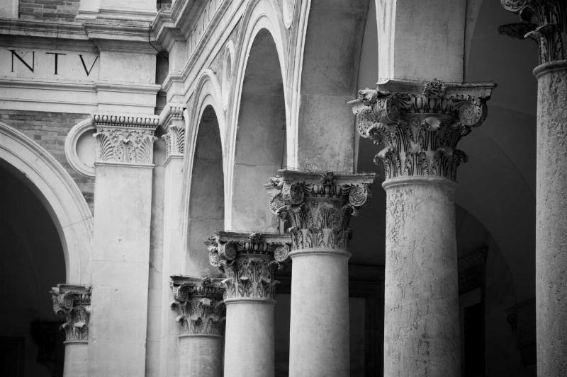 Caractéristiques architecturales emblématiques du néo-classicisme en France, soulignant la symétrie et les colonnes