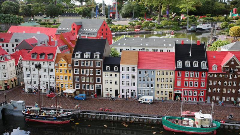 Architecture nordique moderne, un mélange de modernité et de tradition près d'un fjord