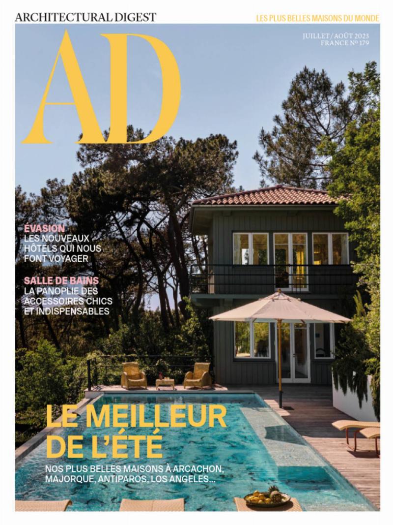 L'intérieur d'une maison Mid-Century Modern à Palm Springs, décoré avec des meubles iconiques et des touches de couleur, évoquant le style français du design fonctionnel et élégant