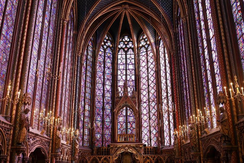 Intérieur de la Sainte-Chapelle à Paris, mettant en valeur ses vitraux colorés emblématiques de l'architecture gothique parisienne visite