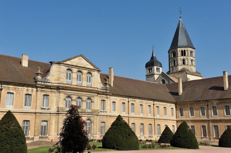 L'Abbaye de Cluny, un exemple grandiose de l'architecture roman art française, symbolisant la puissance monastique médiévale.