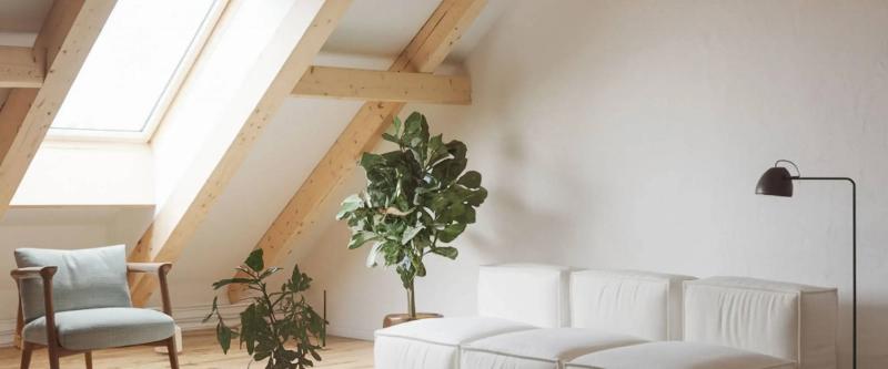 Une grande pièce de vie lumineuse, illustrant l'architecture scandinave moderne avec lumière naturelle abondante et design épuré