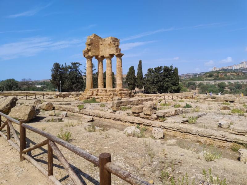 Une vue majestueuse des colonnes doriques d'un temple grec en marbre, soulignant la grandeur et la précision de l'architecture antique