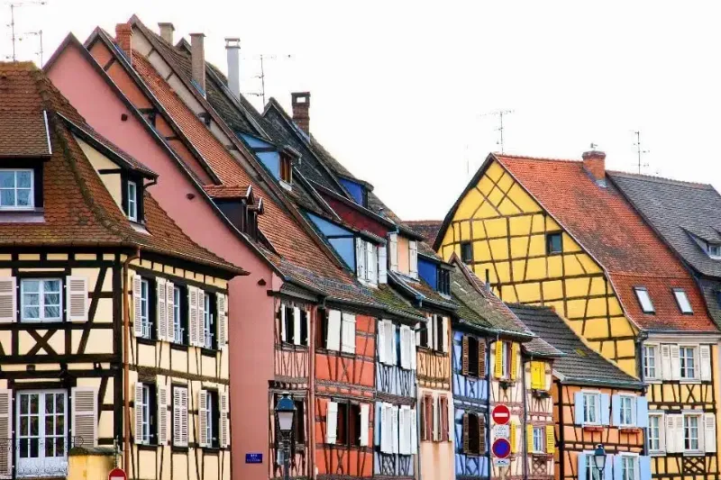 Maison traditionnelle alsacienne colorée avec colombages