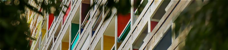 Façade emblématique de la Cité Radieuse à Marseille, exemple d'architecture utopiste et moderniste française