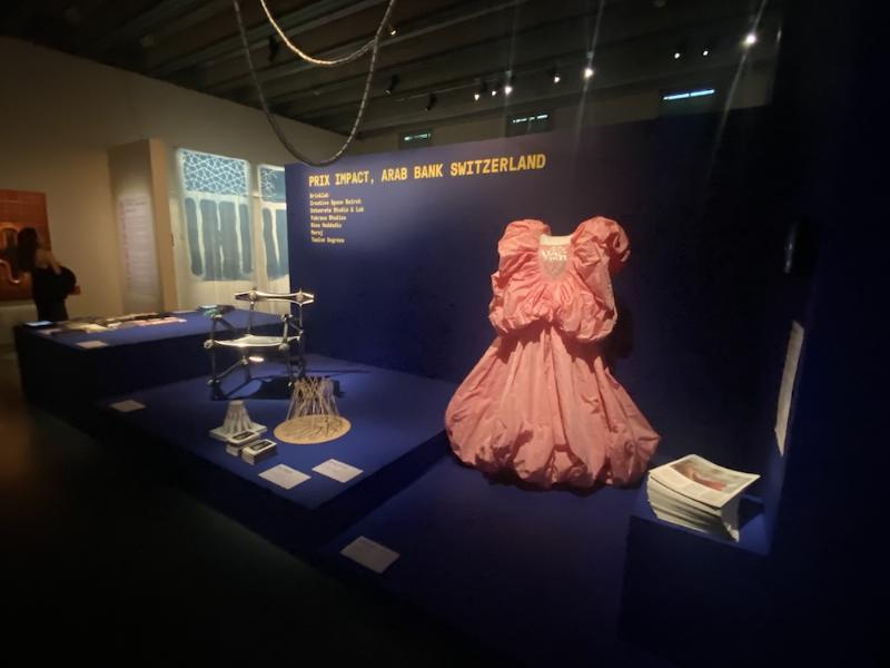 Illustration d'une maison d'architecture vernaculaire moderne française intégrant tradition et innovation