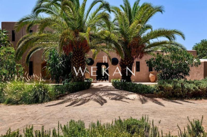 Extérieur d'une villa moderne marocaine avec jardin luxuriant