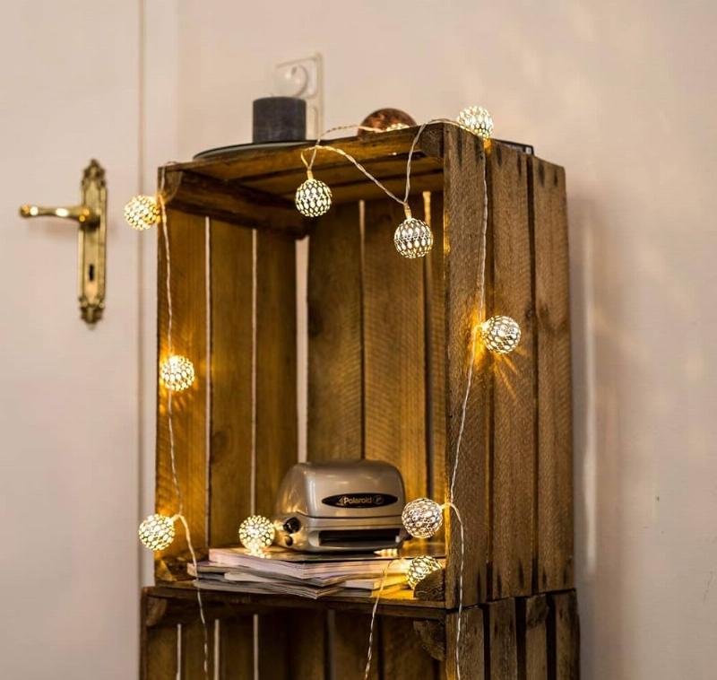 Intérieur lumineux d'une villa moderne marocaine