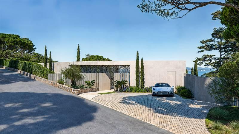 Architecture de villa moderne avec piscine en bord de mer Méditerranée, intégrant design contemporain et nature
