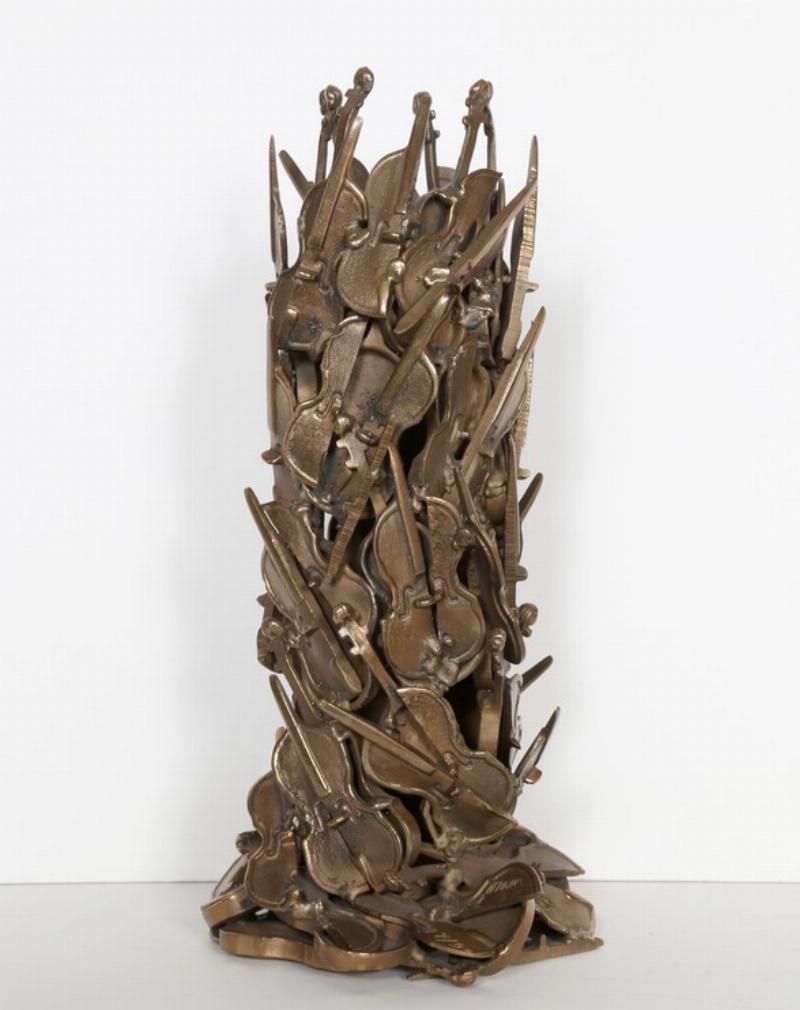 Arman sculpture exposée dans un musée prestigieux d'art contemporain français