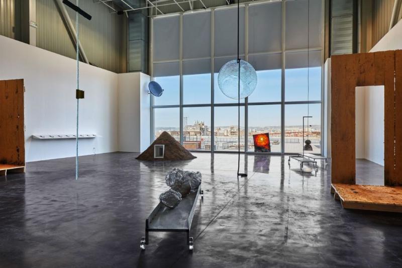 Une sculpture interactive d'Armand sculpteur utilisant la technologie dans un espace public urbain