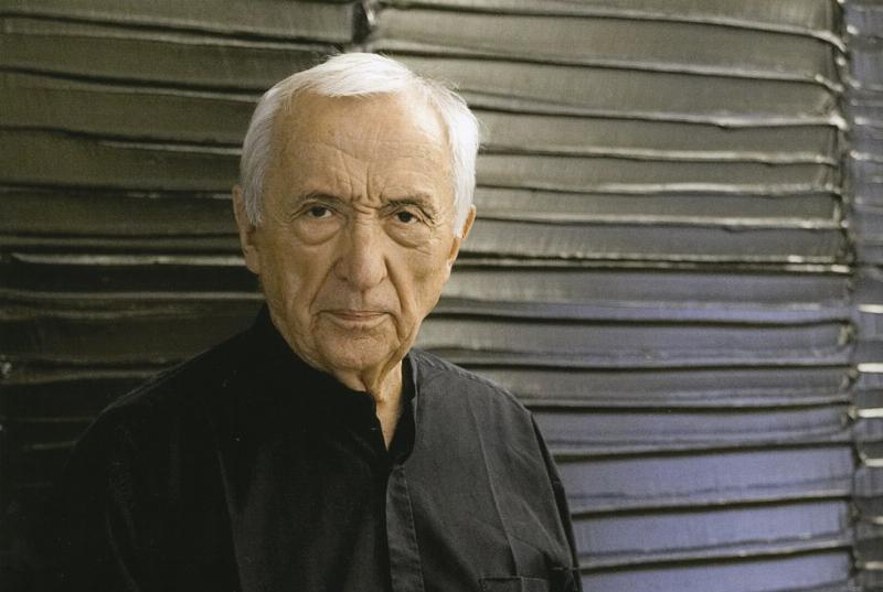 Une œuvre abstraite lyrique et une toile emblématique de l'Outrenoir de Soulages, représentant l'évolution de l'art abstrait moderne en France