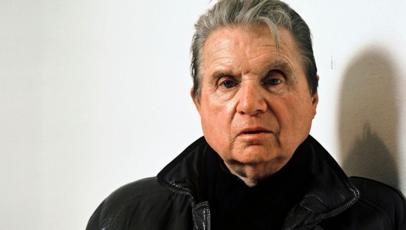 Installation d'art contemporain français explorant l'espace déformé et l'anxiété