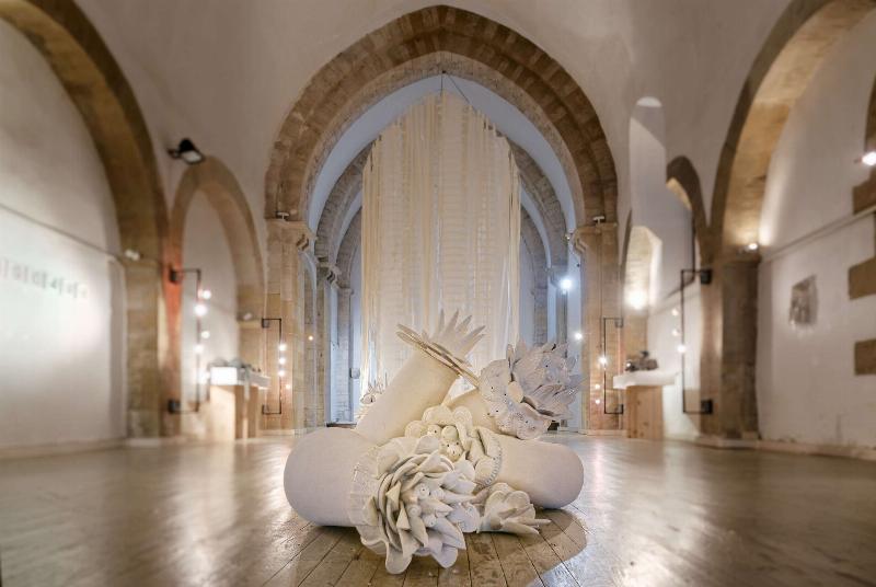 Installation d'art contemporain dans une galerie parisienne, explorant de nouvelles formes artistiques.